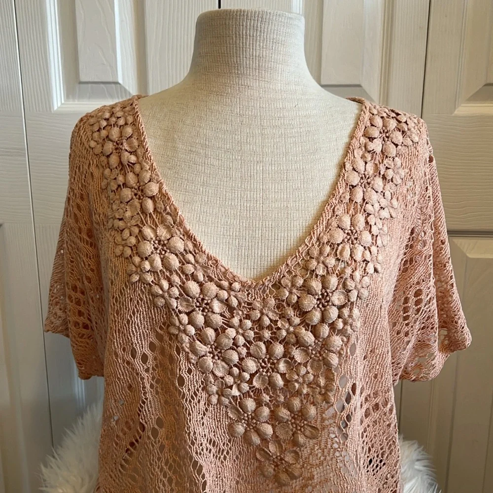 Leyendecker Cold Shoulder Salmon Crochet V-Neck Crop Top size 4